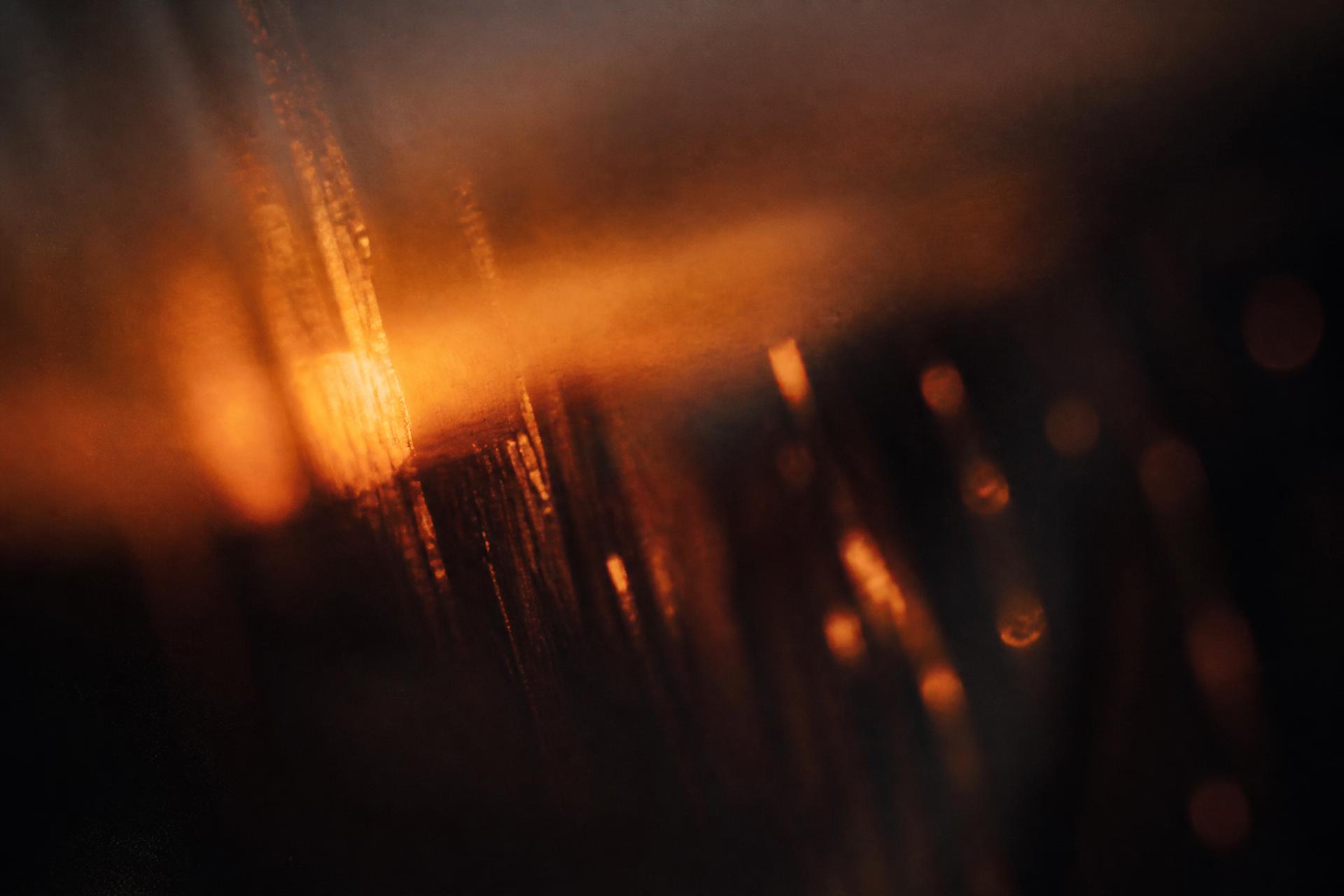 Luz cálida de atardecer difuminada sobre un fondo oscuro